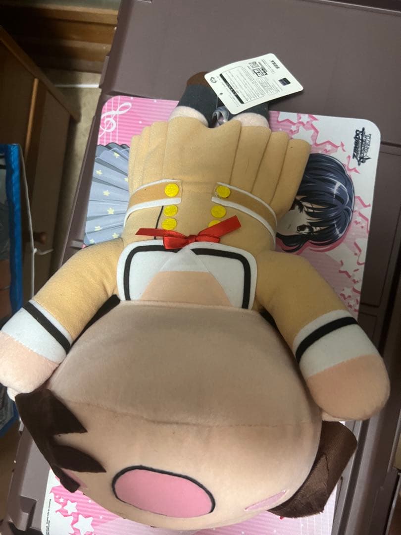 戸山香澄寝そべり