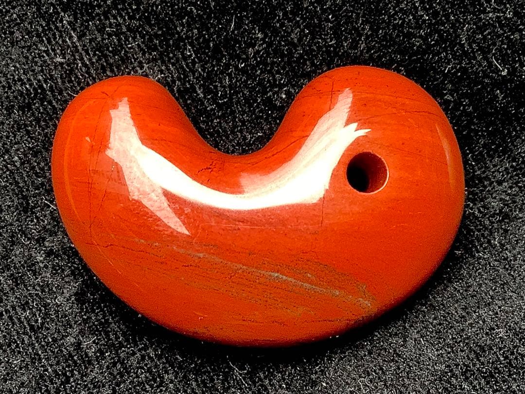 ✳日本一の美麗な赤色彩‼️佐渡の赤石勾玉　天然石では希少色の赤‼️お守り　鑑別書付‼️