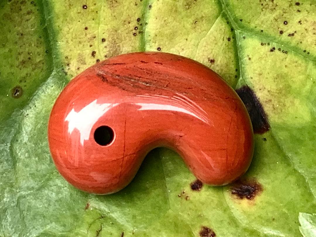 ✳日本一の美麗な赤色彩‼️佐渡の赤石勾玉　天然石では希少色の赤‼️お守り　鑑別書付‼️