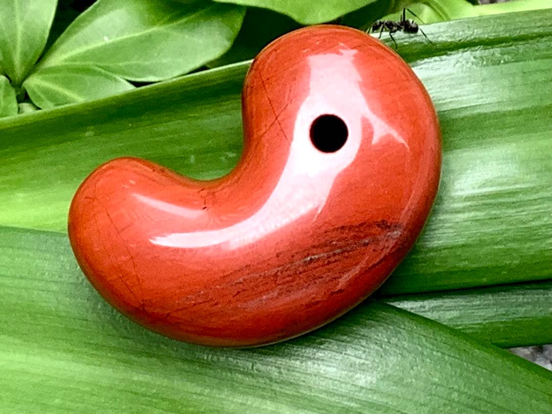 ✳日本一の美麗な赤色彩‼️佐渡の赤石勾玉　天然石では希少色の赤‼️お守り　鑑別書付‼️