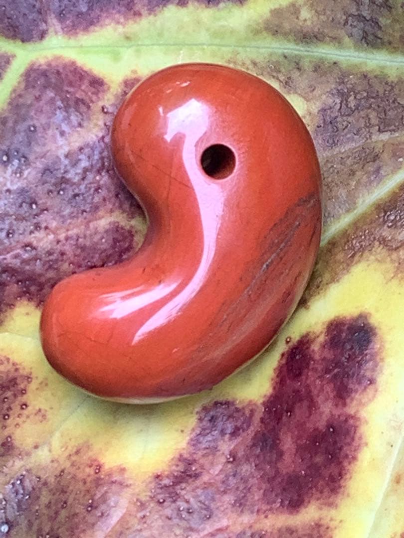 ✳日本一の美麗な赤色彩‼️佐渡の赤石勾玉　天然石では希少色の赤‼️お守り　鑑別書付‼️