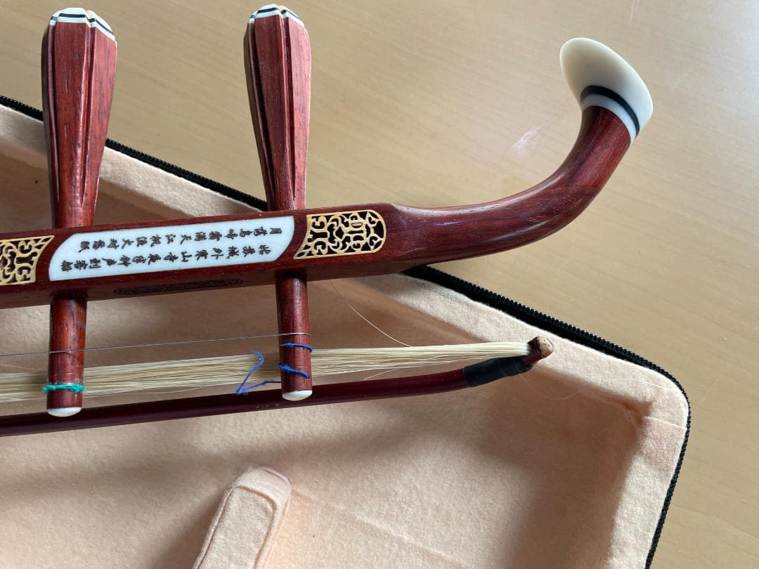★状態〇★ 二胡 木製 赤色 ケース 弦 チューナー 松ヤニ 付