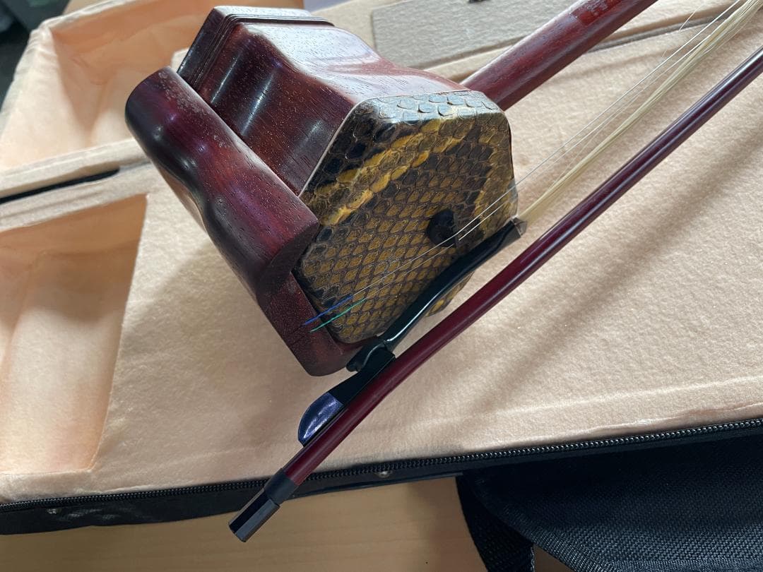 ★状態〇★ 二胡 木製 赤色 ケース 弦 チューナー 松ヤニ 付