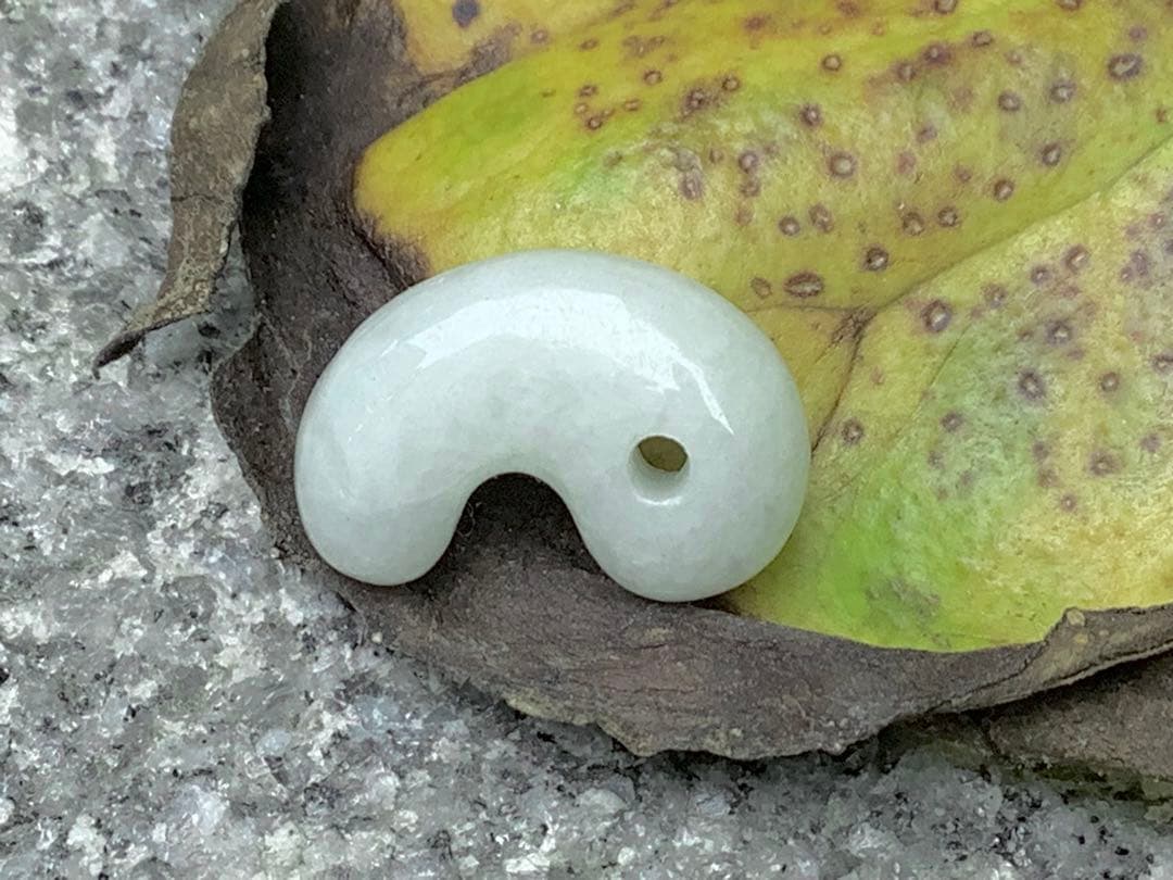 ✳氷はお値段高額勾玉です‼️ アイスジェイド‼️糸魚川翡翠ジェダイト勾玉　鑑定付本物