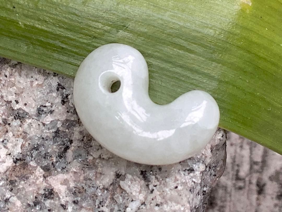 ✳氷はお値段高額勾玉です‼️ アイスジェイド‼️糸魚川翡翠ジェダイト勾玉　鑑定付本物