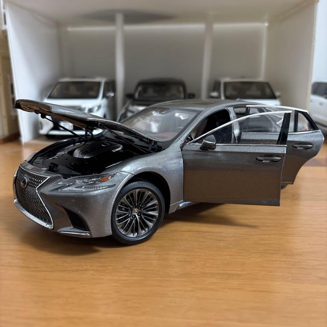 レクサス LS 1/18ミニカー模型