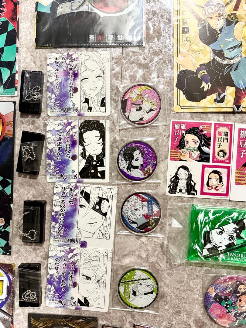 鬼滅の刃　原画展　アクリルフィギュア　マグネットステッカー　コレクション缶バッジ