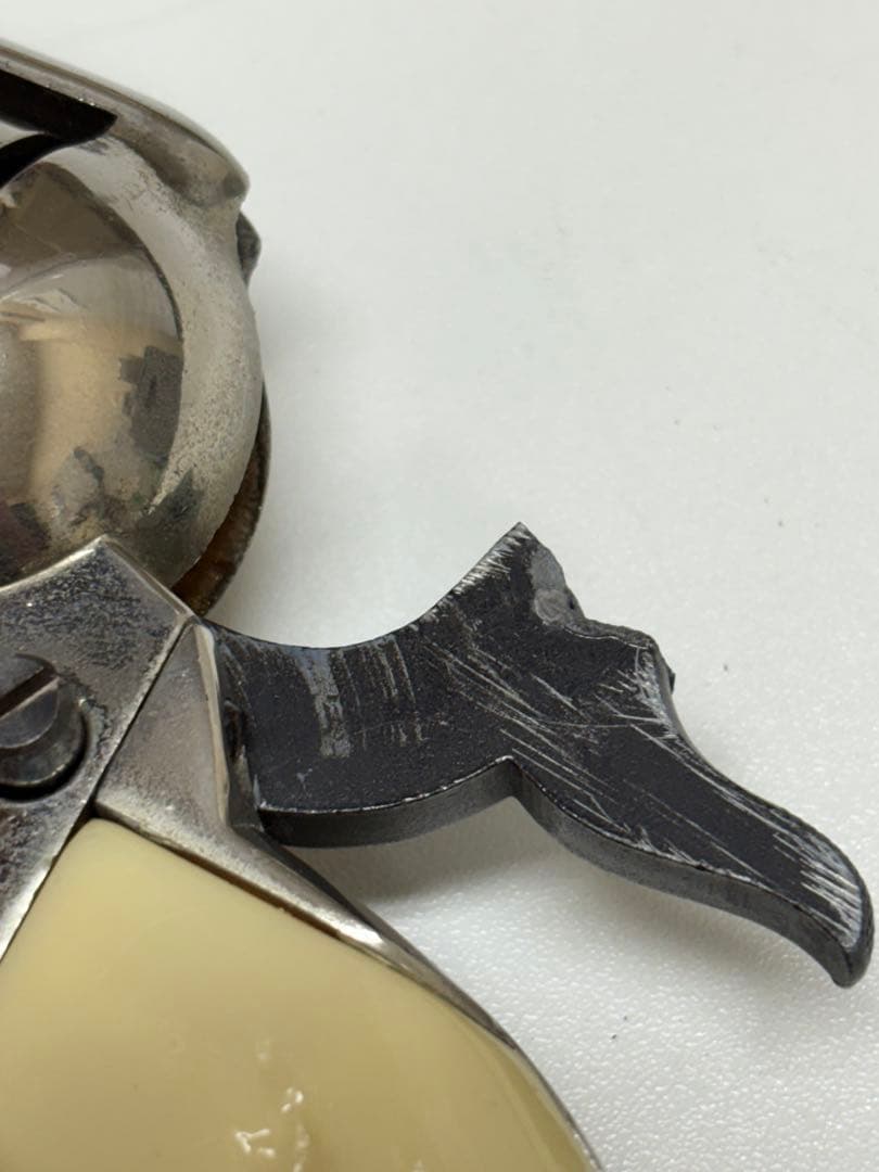 メタル製リボルバー アイボリー風グリップ　激鉄ワレあり