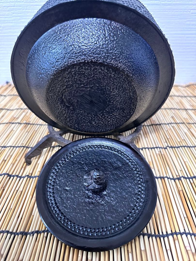 未使用品、供箱等付属品付　南部盛榮堂OIGEN造　１８型アラレ　南部鉄瓶