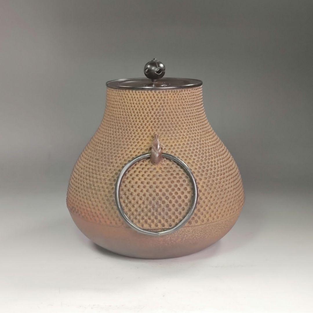 イ929 茶釜『釜師　菊地政光作』『霰文　鶴首　茄子耳　鉄釜　共箱　釜環付』茶道