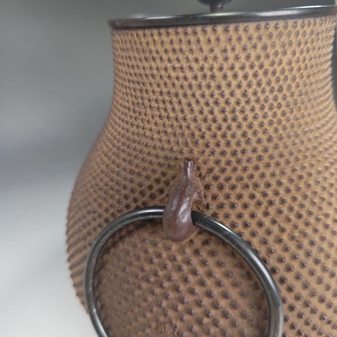 イ929 茶釜『釜師　菊地政光作』『霰文　鶴首　茄子耳　鉄釜　共箱　釜環付』茶道