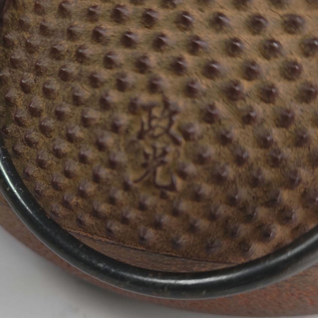 イ929 茶釜『釜師　菊地政光作』『霰文　鶴首　茄子耳　鉄釜　共箱　釜環付』茶道