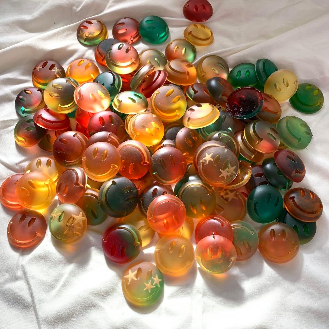 スマイリーフェイス 樹脂コレクション108個商品仕入れ卸