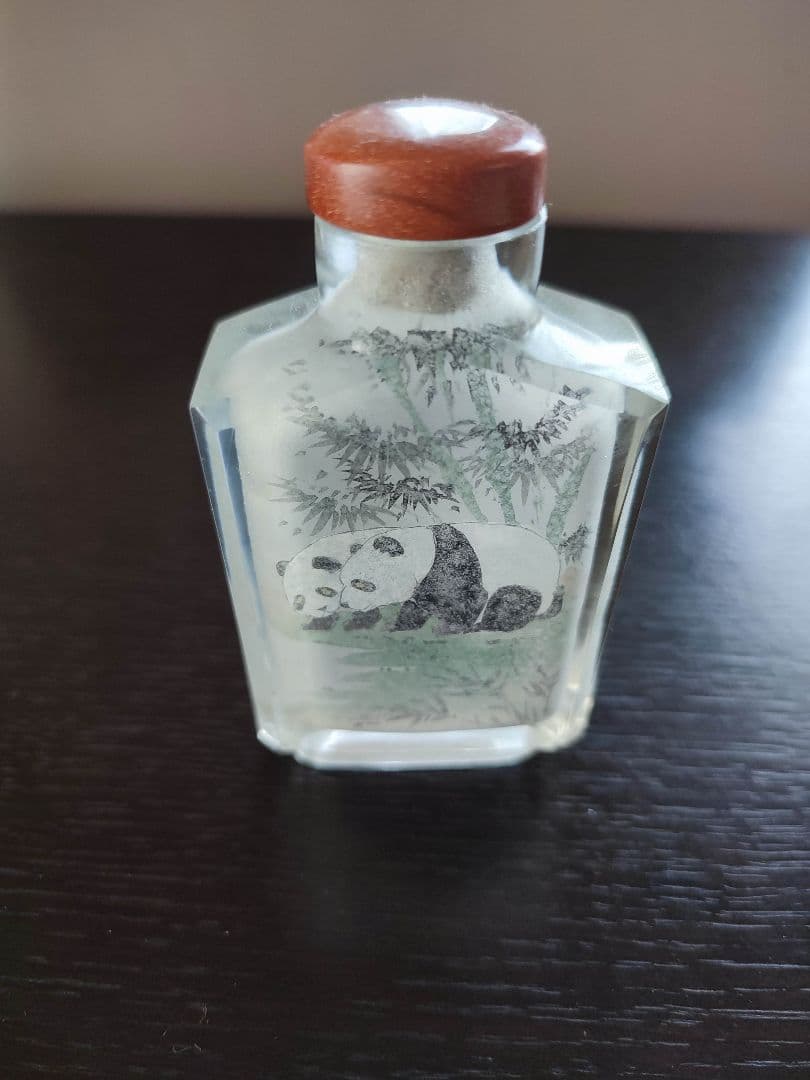 中国の繁栄期の時代のものと思われる、鼻煙壺