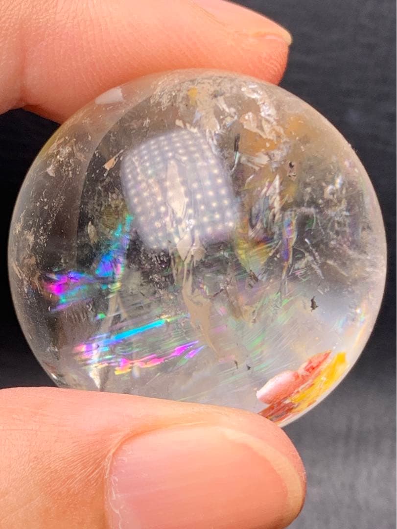 060847 虹入り　天然水晶玉台座付き31.6ミリ
