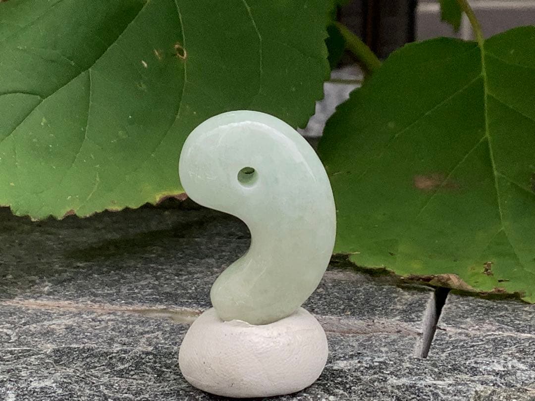 ✳神様からの贈り物‼️糸魚川翡翠勾玉*本物ジェダイト　縁起物をお身近に　鑑別書付‼️