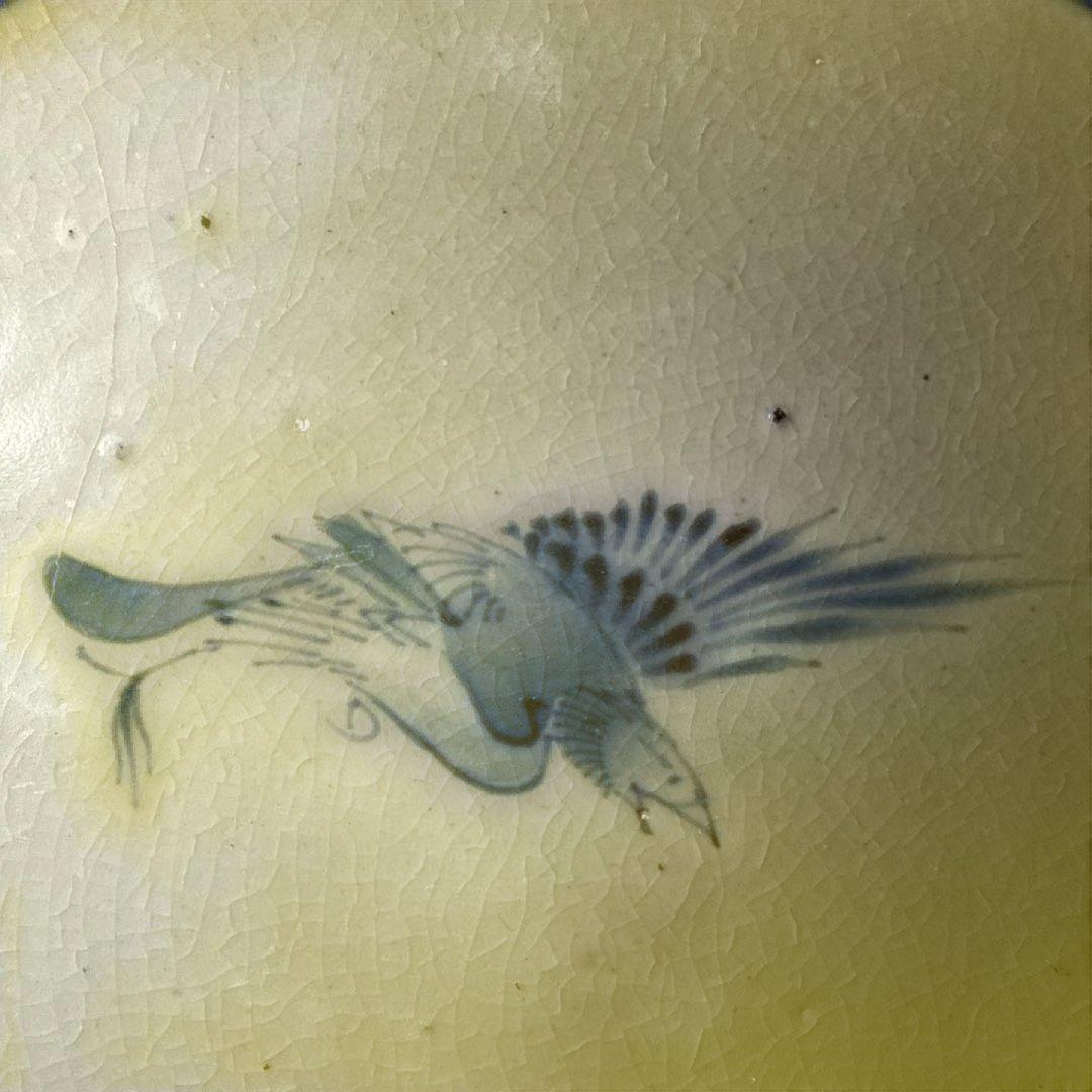 江戸中期　古伊万里　染付鳥蝶図七寸皿　裏唐草　鳥の躍動感！　20.4cm 古美術