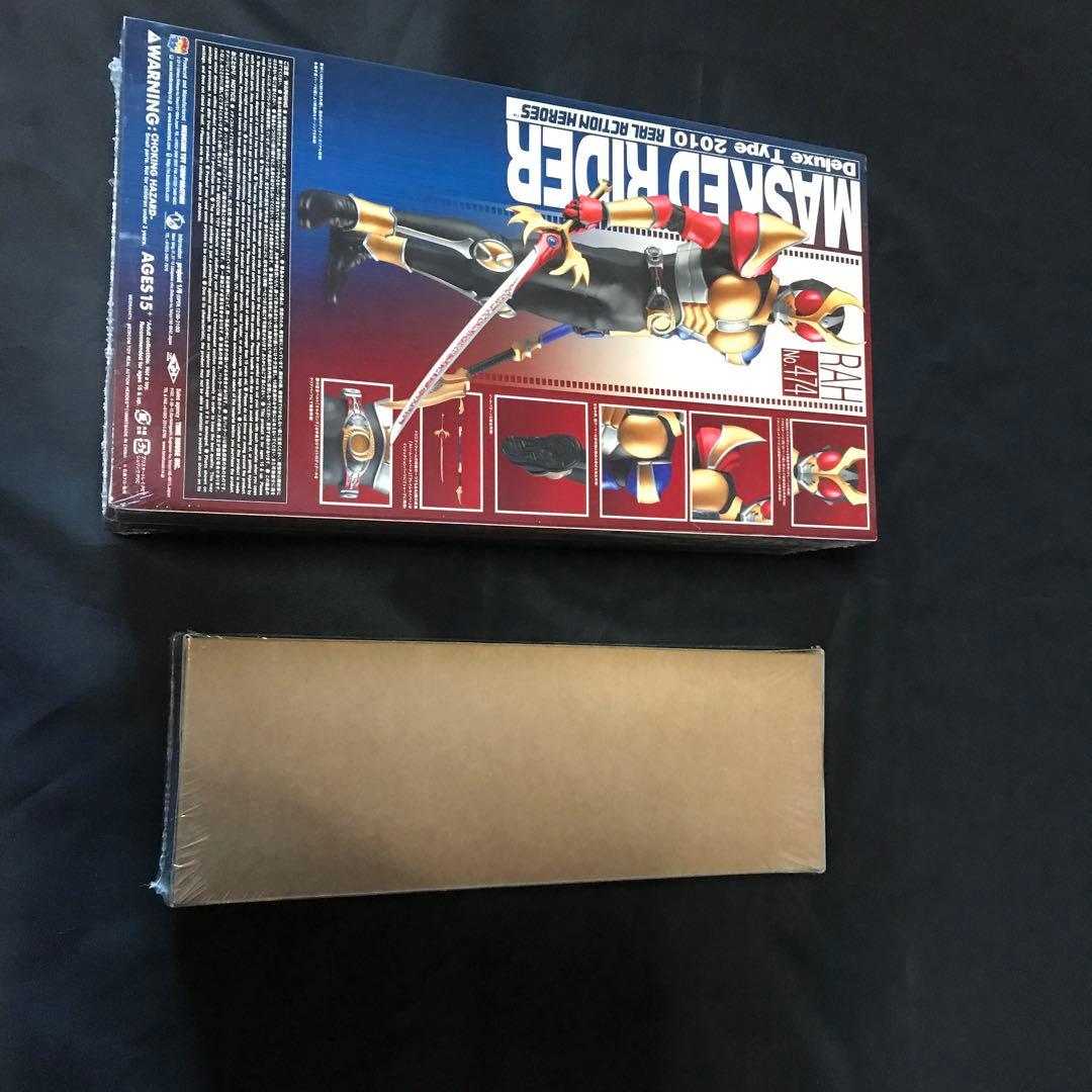 仮面ライダーアギトと津上翔一さんのフィギュアです。