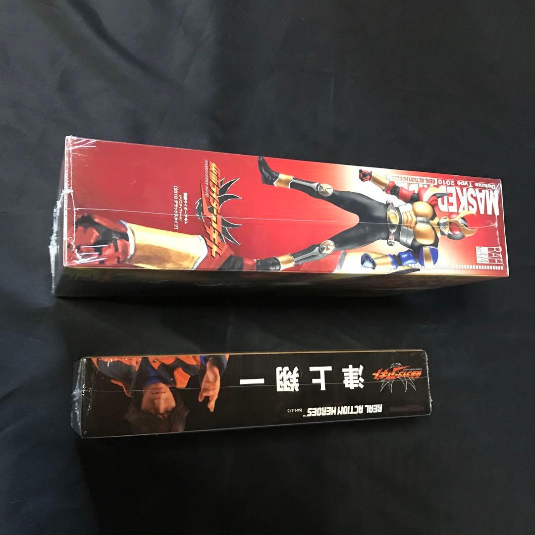 仮面ライダーアギトと津上翔一さんのフィギュアです。