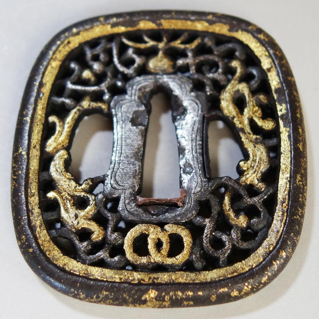 【珠追双龍唐草透 南蛮鍔 鉄地 金銀布目象嵌】 鍔 鐔 刀装具 武具 骨董