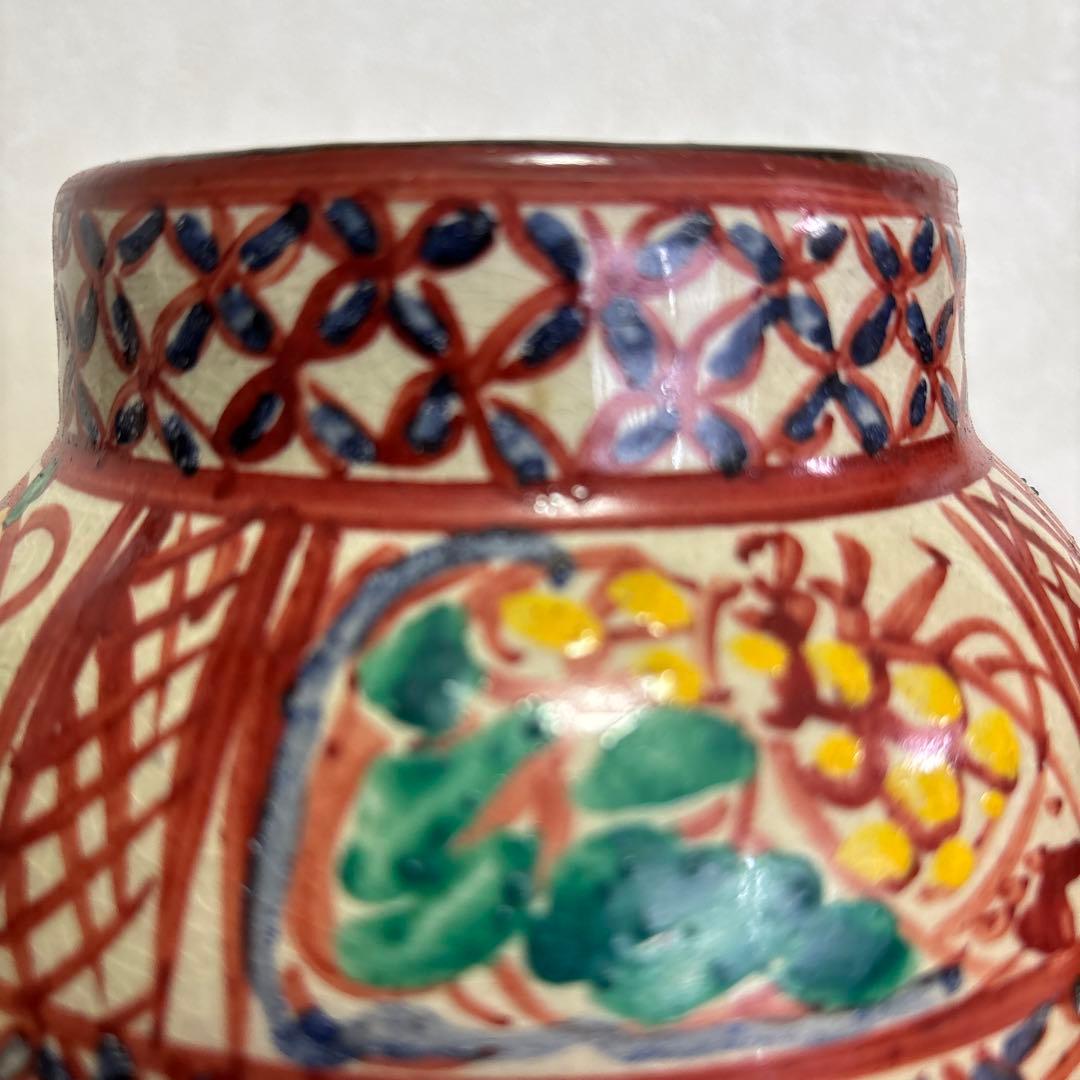 小橋川永昌（二代目仁王）赤絵壺　一等彫刻の紋様