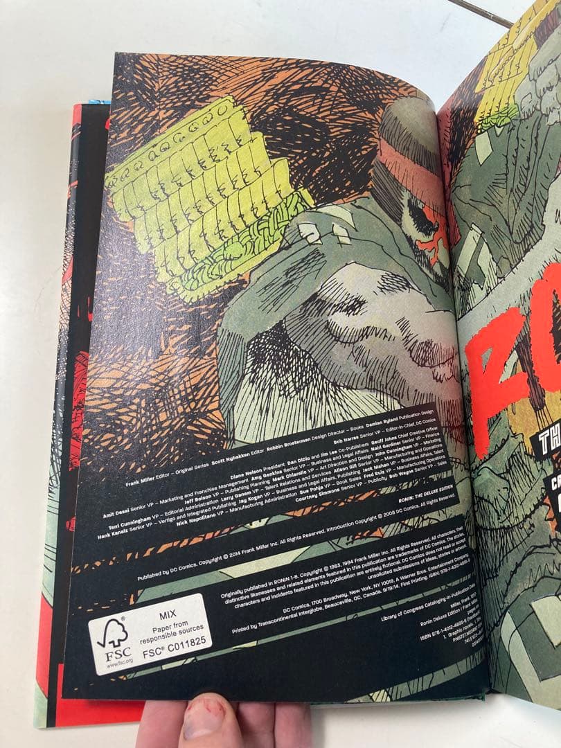 RONIN: The Deluxe Edition 英語です。　ハードカバー