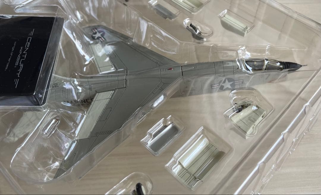 希少絶版新品　センチュリーウイングス/ 1/72 米海兵隊F-８E クルセイダー