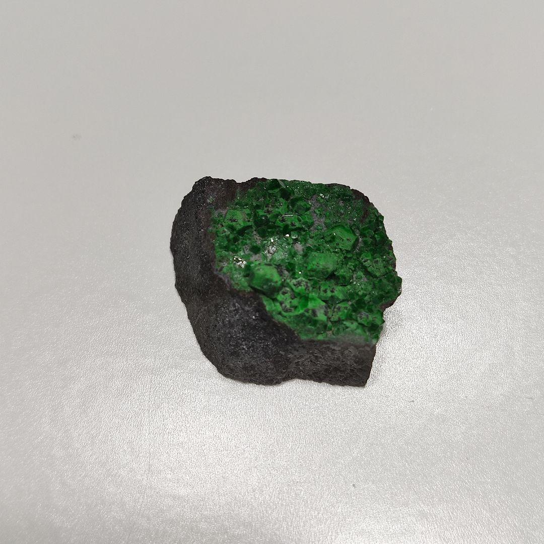 パワーストーン　天然石　ウバロバイト（灰クロムざくろ石）13g　No.822