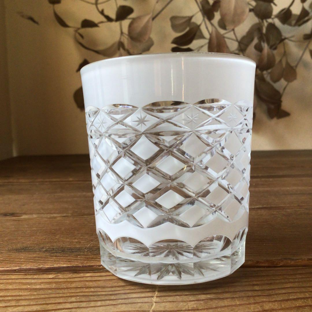 No4083 白被切子グラス　高さ9cm ガラス工芸　江戸切子　酒器　送料無料