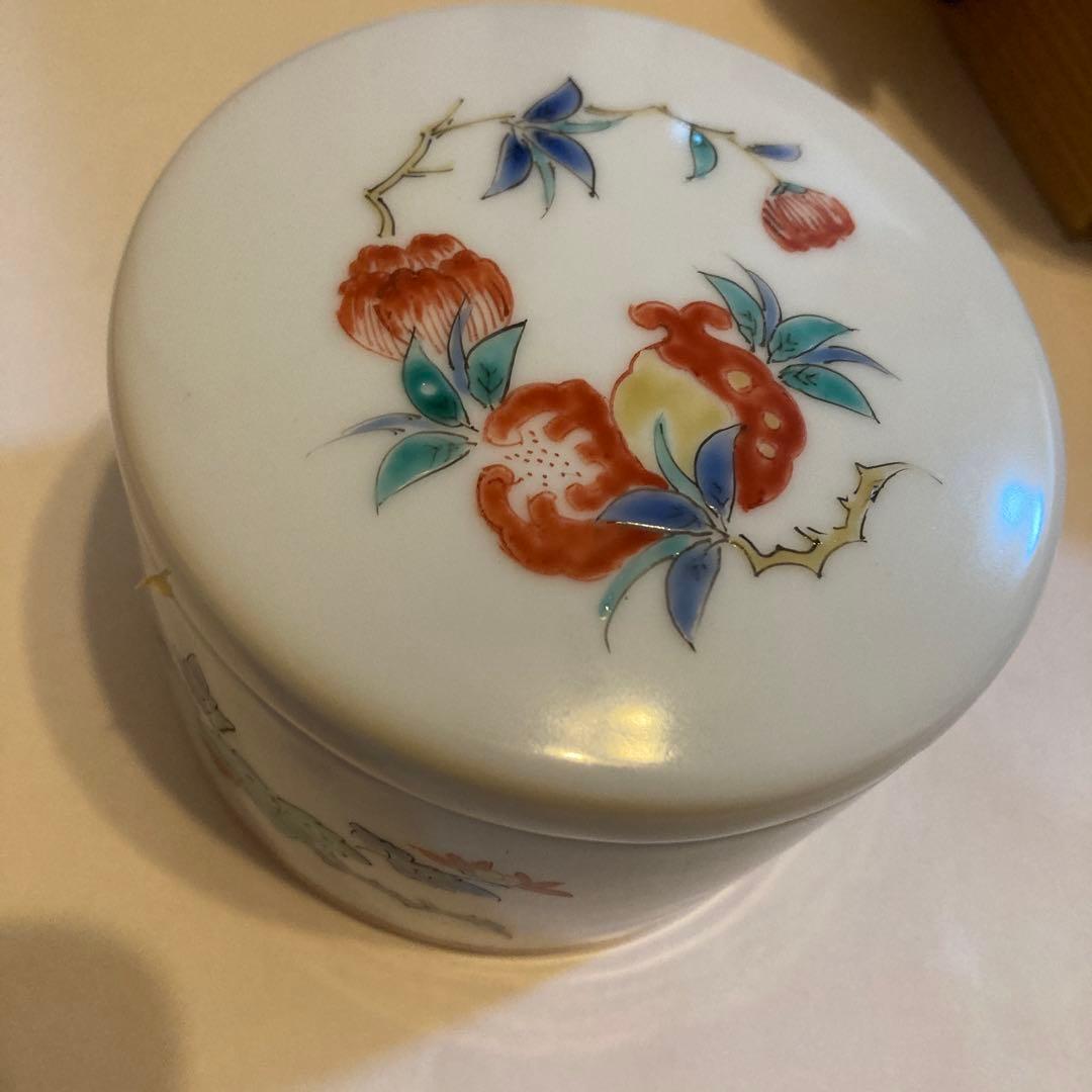 十三代柿右衛門　陶器の蓋付き容小物入れ　柘榴花柄