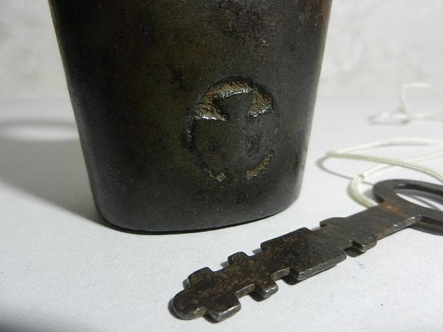 古い希少な鉄道錠前その１（ボディーに「滿鐵」マークと思われる刻印）