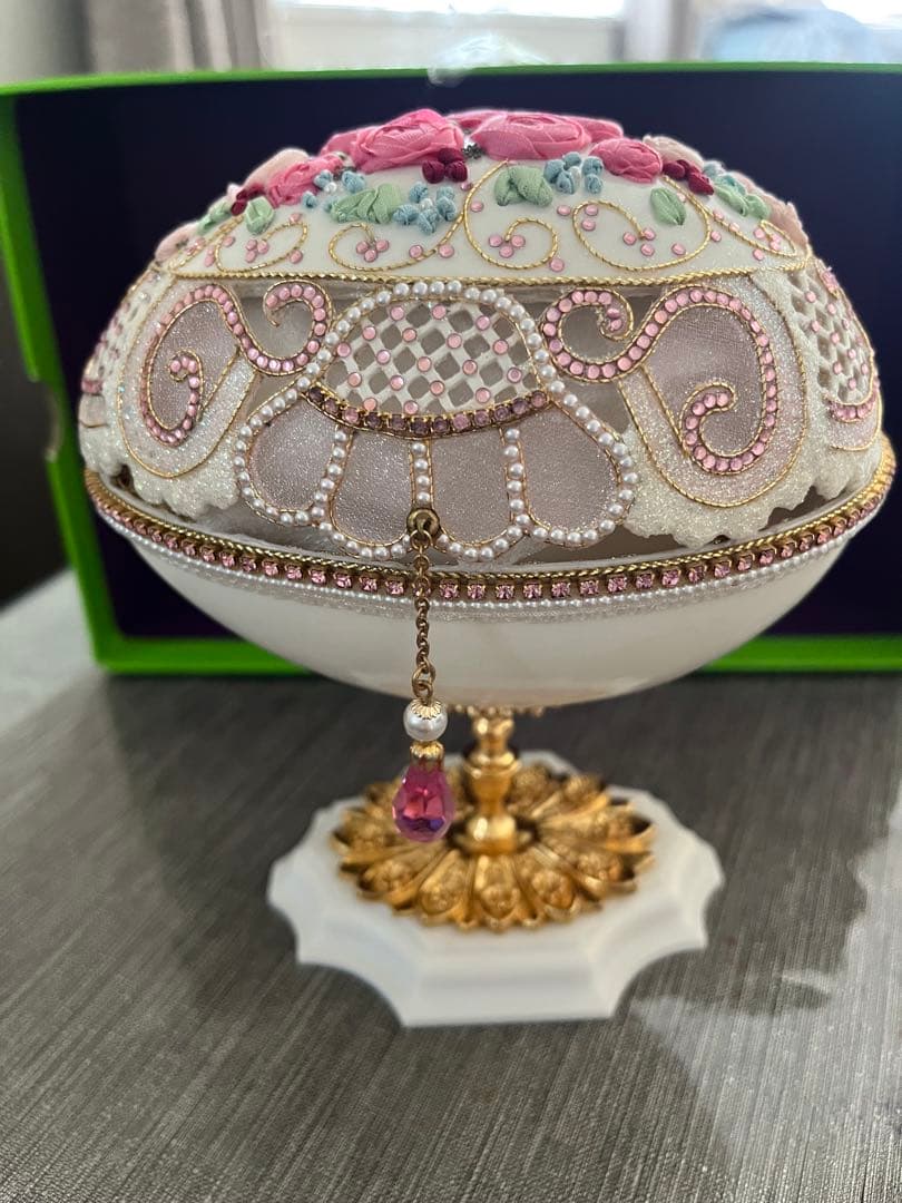 リボン飾りの可愛いエッグアート