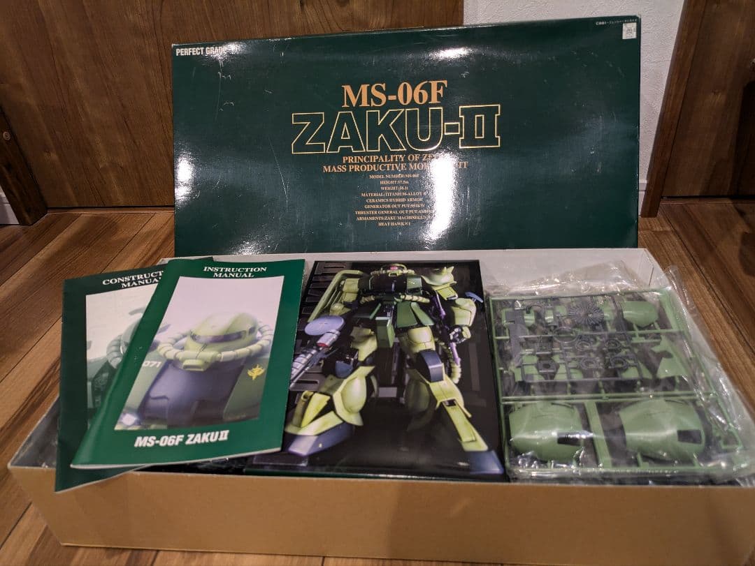バンダイ MS-06F ZAKU-II ジオン公国軍汎用モビルスーツ 1/60