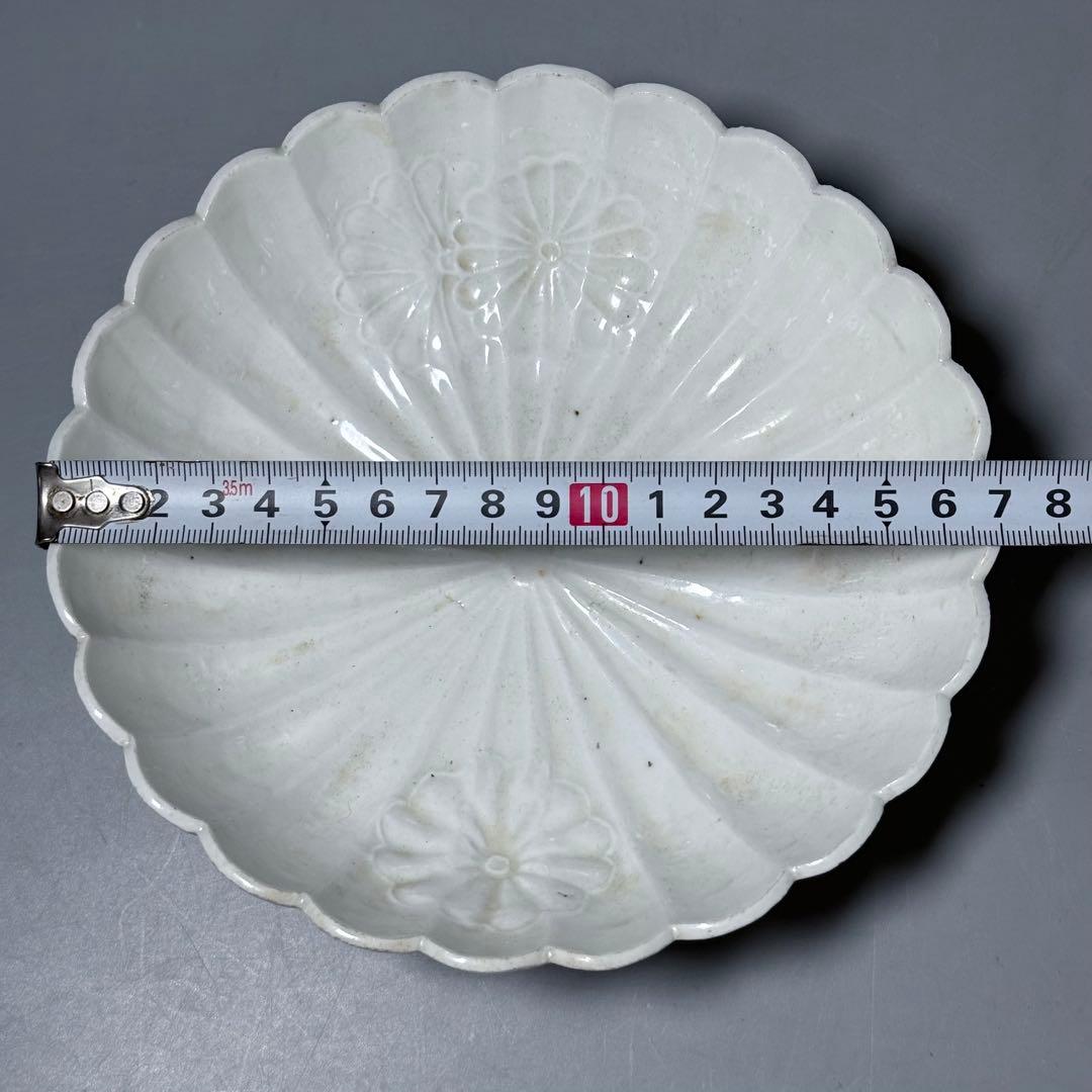 江戸中期　白磁菊花形膾皿　陽刻菊花文様　粉挽　古陶を楽しむ　17cm　大きめ