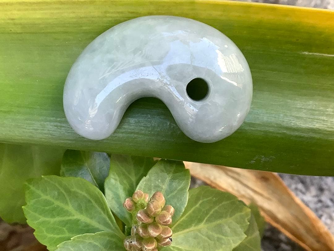 ✳薄利多売‼️お値段自信ありの糸魚川翡翠御守りアイスジェイド勾玉　極上肌目　鑑別書