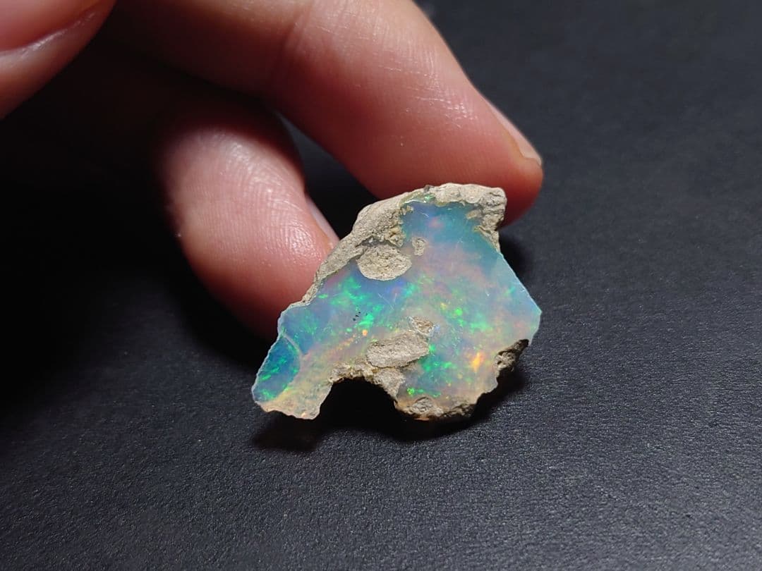 エチオピアウェロ産オパール　原石　鉱物標本　ジュエリーグレード　虹