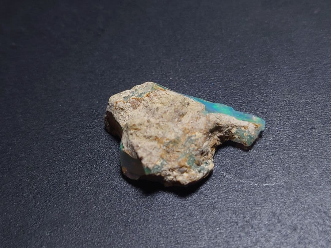 エチオピアウェロ産オパール　原石　鉱物標本　ジュエリーグレード　虹