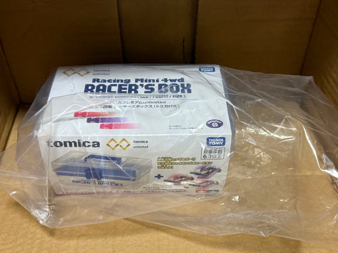 トミカプレミアム　アンリミテッド　ミニ四駆　レーサーズボックス　(トミカ付き)