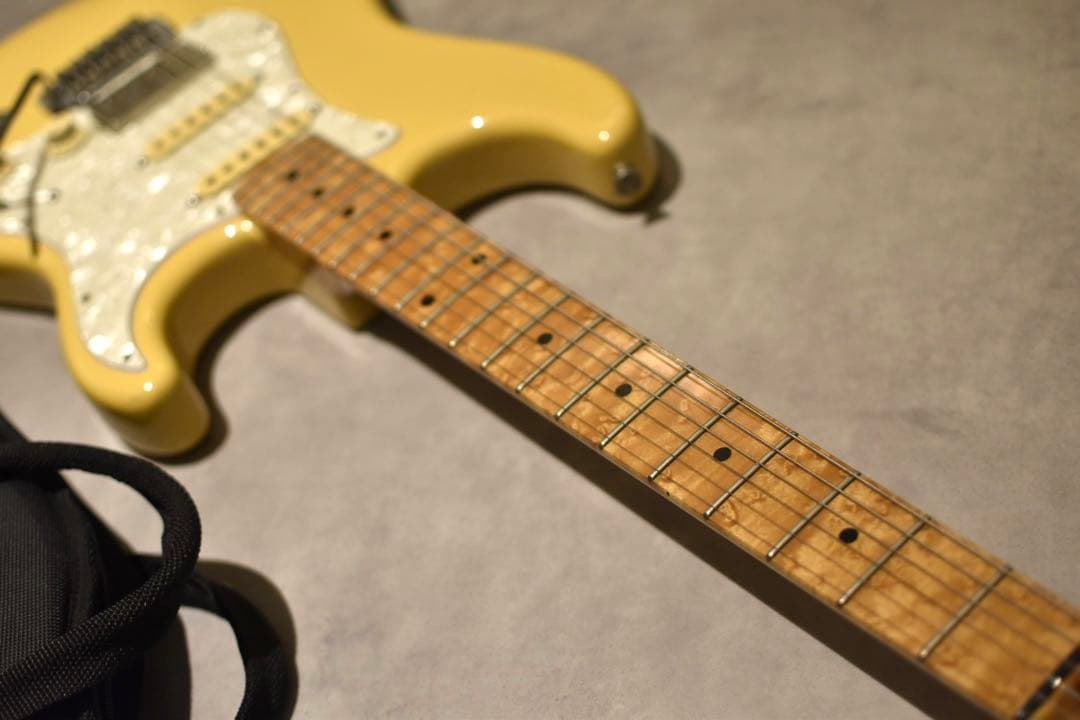 K.Nyuiエレキギター イエロー