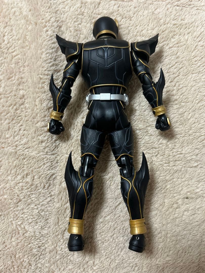 仮面ライダークウガ アルティメットフォーム　真骨彫　(赤い目の頭部に欠け有り)