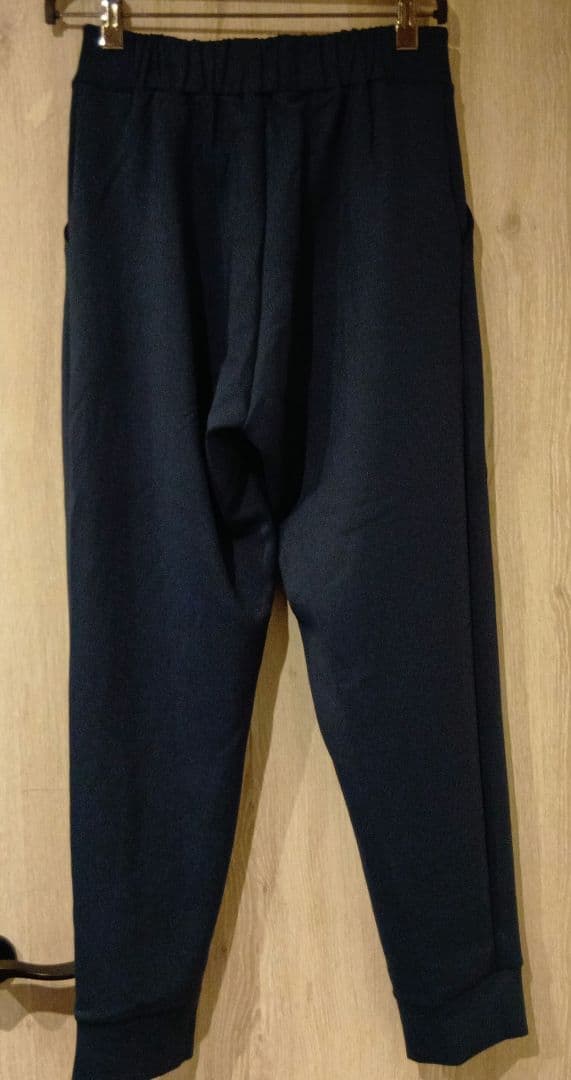 LAVA SUKALA ピンタックスリットジョガーパンツ