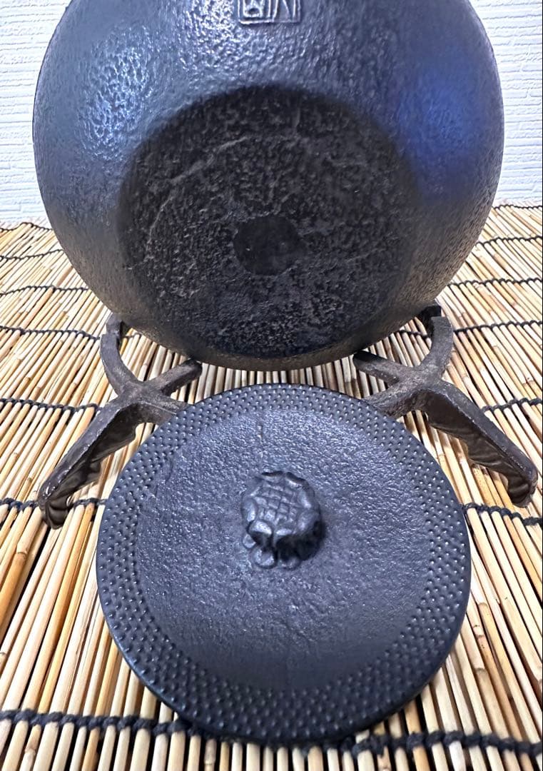 未使用品　南部虎山工房造　１０型アラレ　南部鉄瓶　南部鉄器　鉄瓶
