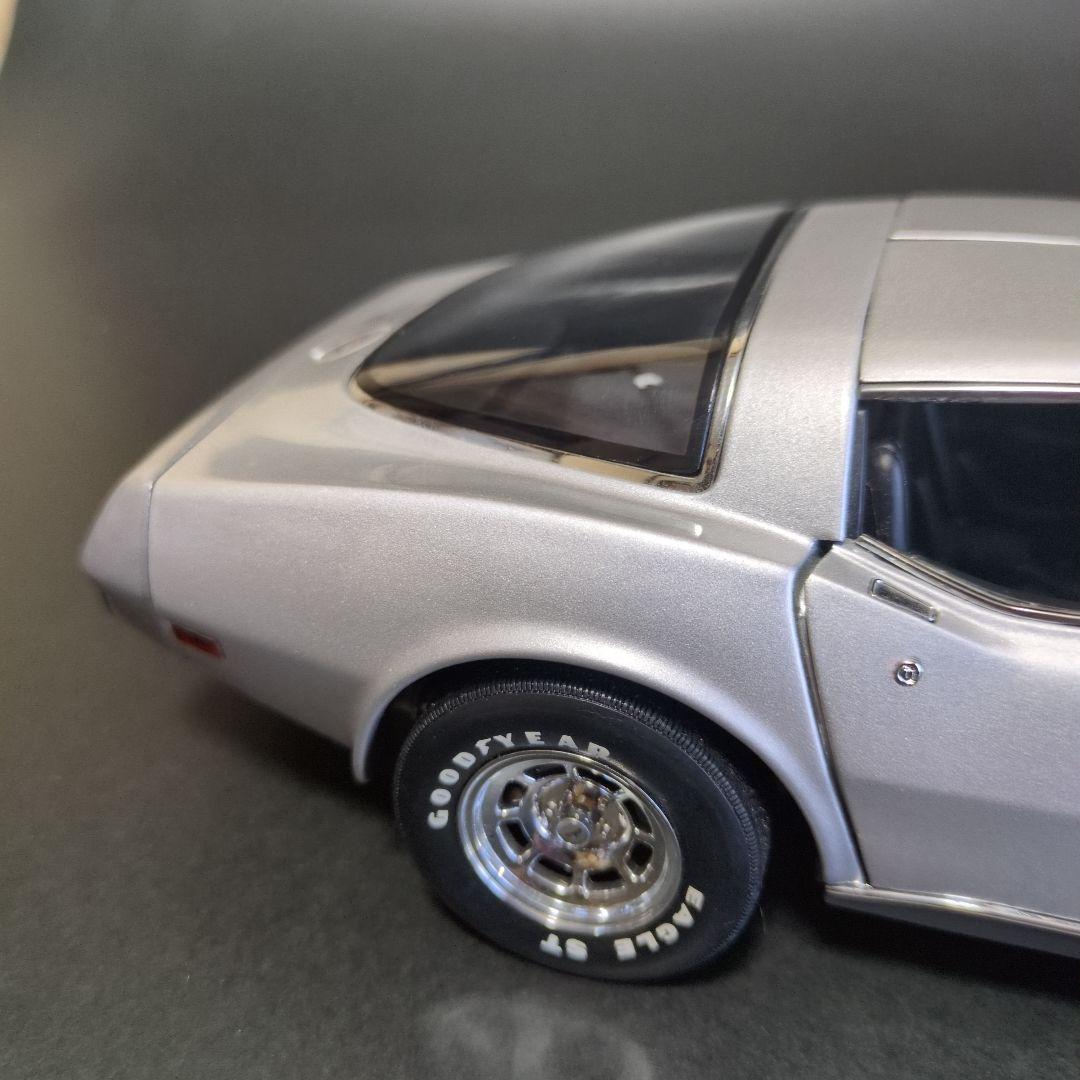 1/18ミニカー　UTモデル　シボレー コルベット スティングレイ C3