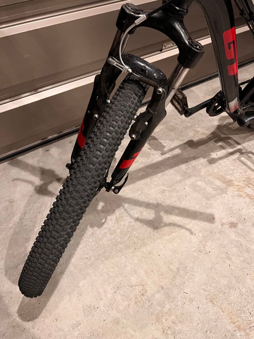 GT Stomperジュニアスポーツバイク 黒と赤