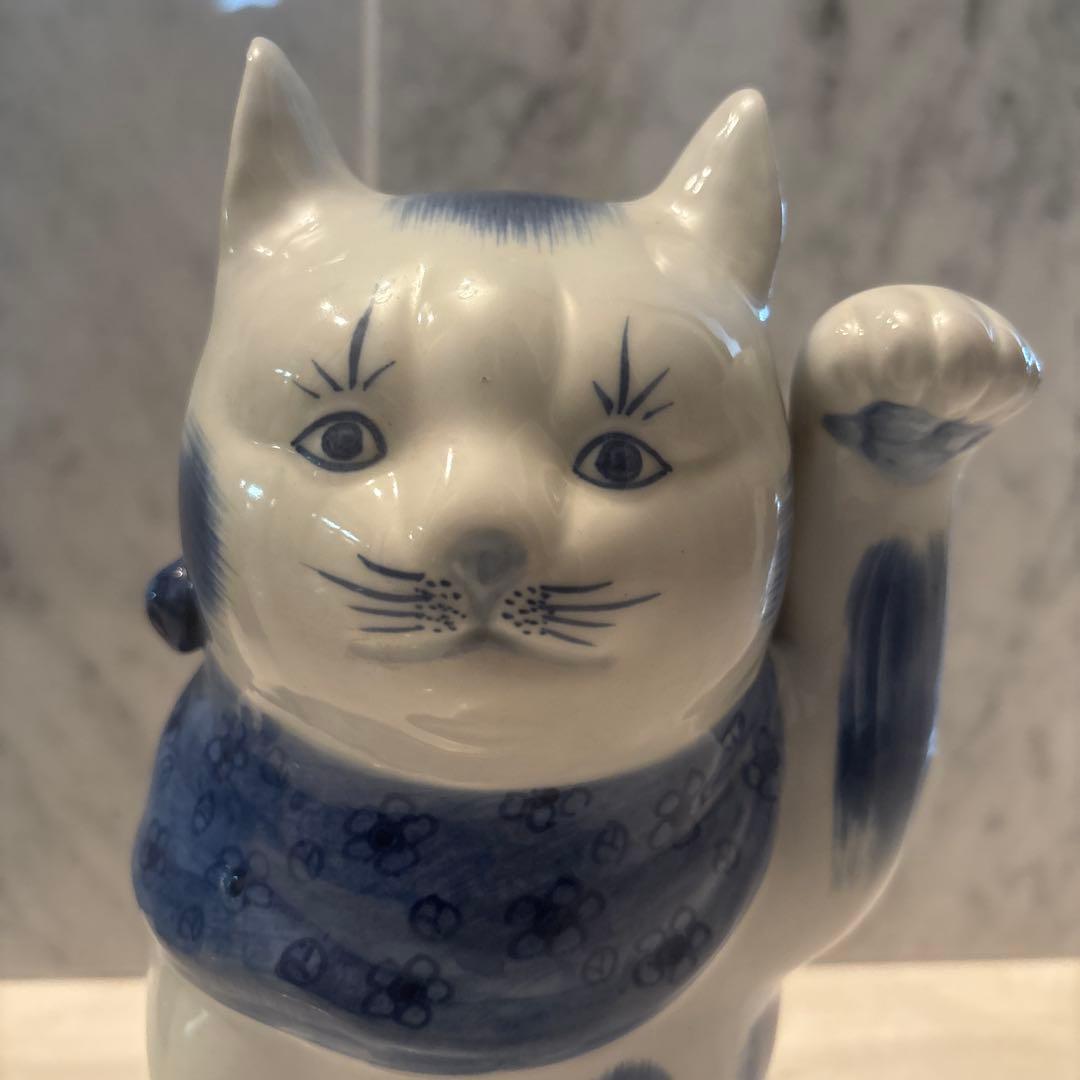 九谷焼アンティーク　妖艶な瞳やまつ毛、体の模様が芸術的で可愛い花柄前掛けの招き猫