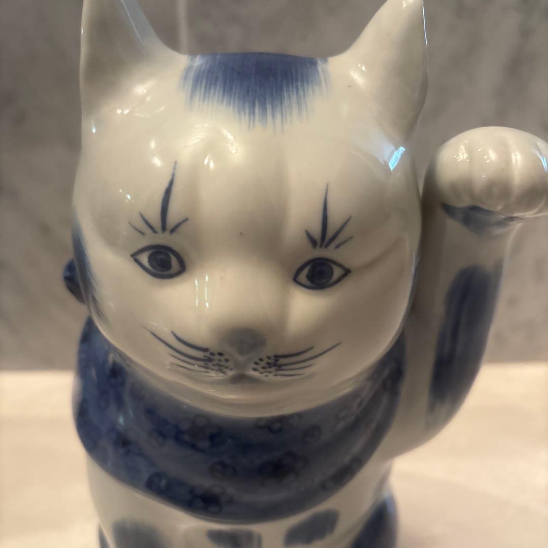 九谷焼アンティーク　妖艶な瞳やまつ毛、体の模様が芸術的で可愛い花柄前掛けの招き猫