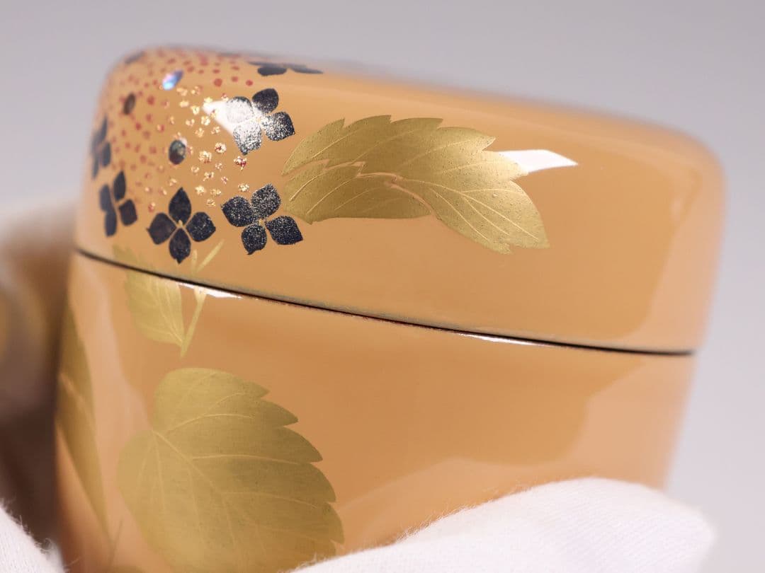 茶道具 中出松峰 白塗 紫陽花蒔絵 中棗 木製 共箱 漆芸 螺鈿【MA913】