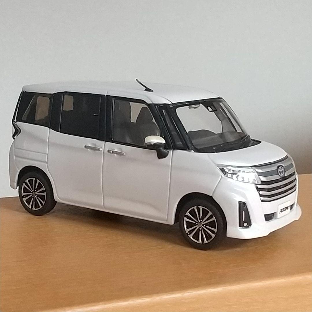 井上【ディーラー非売品】トヨタ ルーミーカスタム カラーサンプル ホワイト