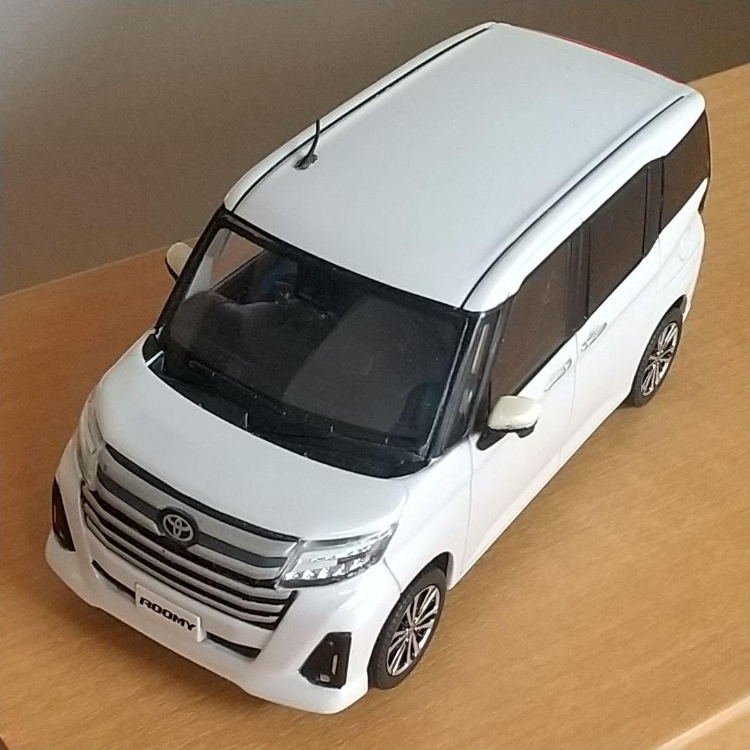 井上【ディーラー非売品】トヨタ ルーミーカスタム カラーサンプル ホワイト