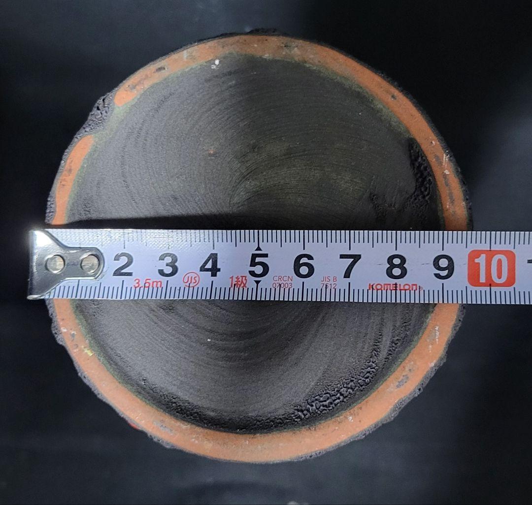 溶岩が流れ出たような陶器のフラワーベース